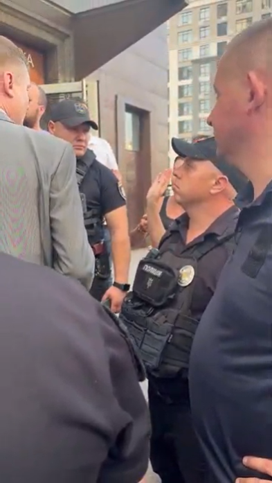 Инициативные группы, сборы и полиция: как в Киеве во время войны пытаются сменить управляющие компании в ЖК