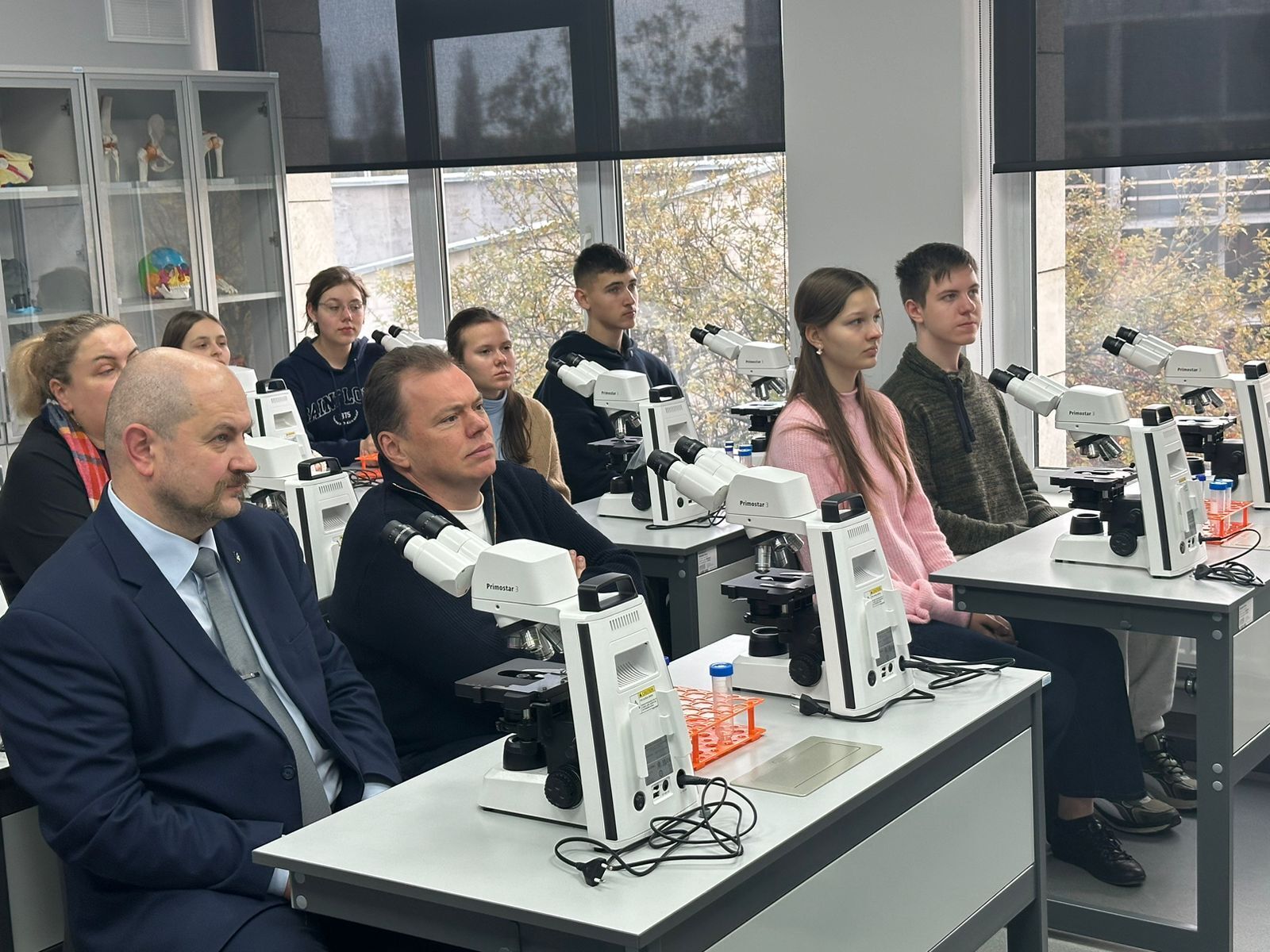 Майбутнє за біотехнологіями: Biopharma подарувала сучасний БіоКлас для юних науковців