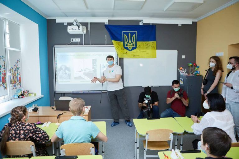 Дебатні гуртки, чат GPT і уроки по 20-30 хвилин: вчитель розповів, як навчаються хворі діти у ''Школі супергероїв''
