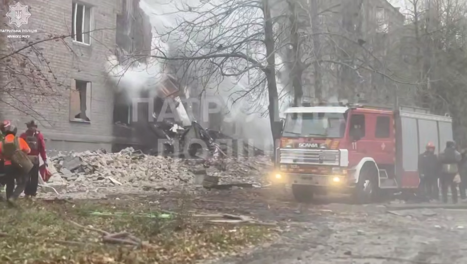 "Я вас держу": в полиции показали, как спасали людей в Кривом Роге после удара РФ. Видео