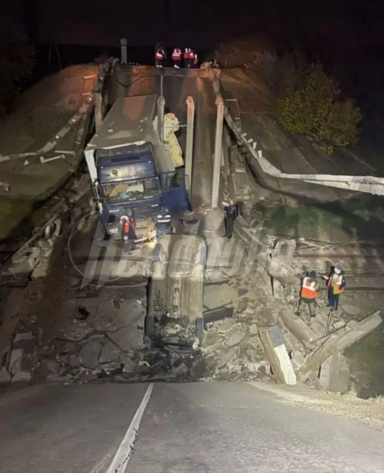 В окупованому Криму обвалився міст, яким росіяни перевозили вантажі. Фото й відео