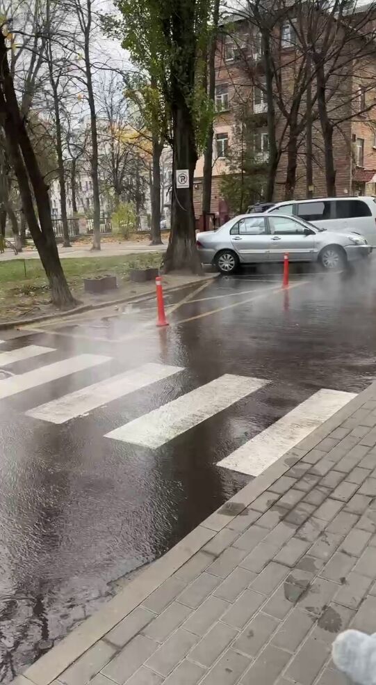 Улицу залило кипятком: в Киеве на Соломенке из-за прорыва трубы дорога превратилась в реку. Видео