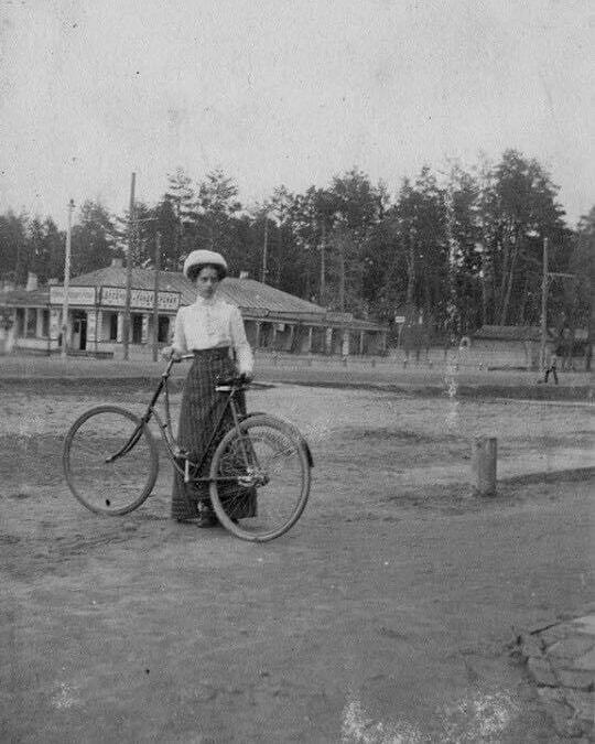 У мережі показали, який вигляд мала в 1910 році одна з перших велосипедисток Києва. Архівне фото