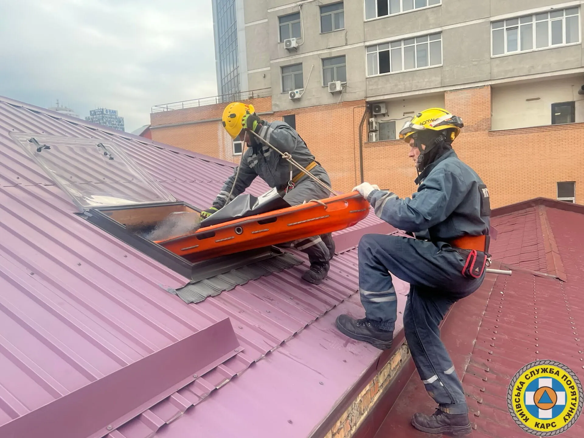 В Киеве на крыше трехэтажного дома обнаружено тело девушки. Подробности трагедии