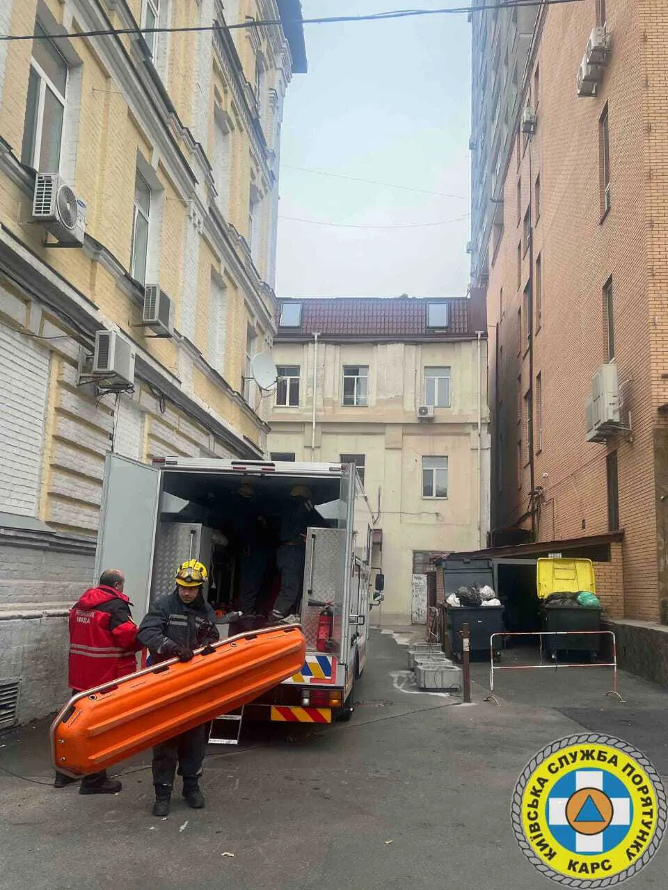 В Киеве на крыше трехэтажного дома обнаружено тело девушки. Подробности трагедии