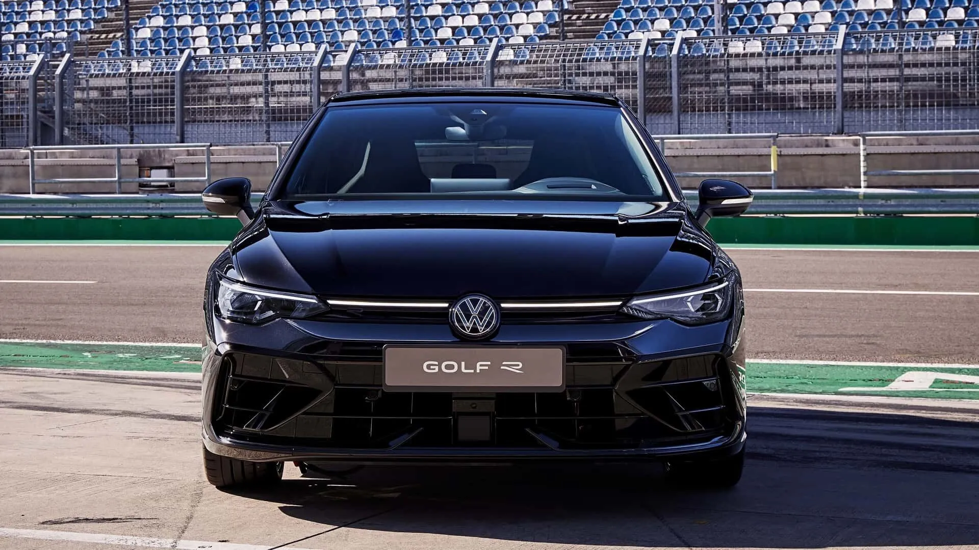 Гаряча новинка: Volkswagen Golf R, що вийде у 2025 році, зробили потужним і стильним