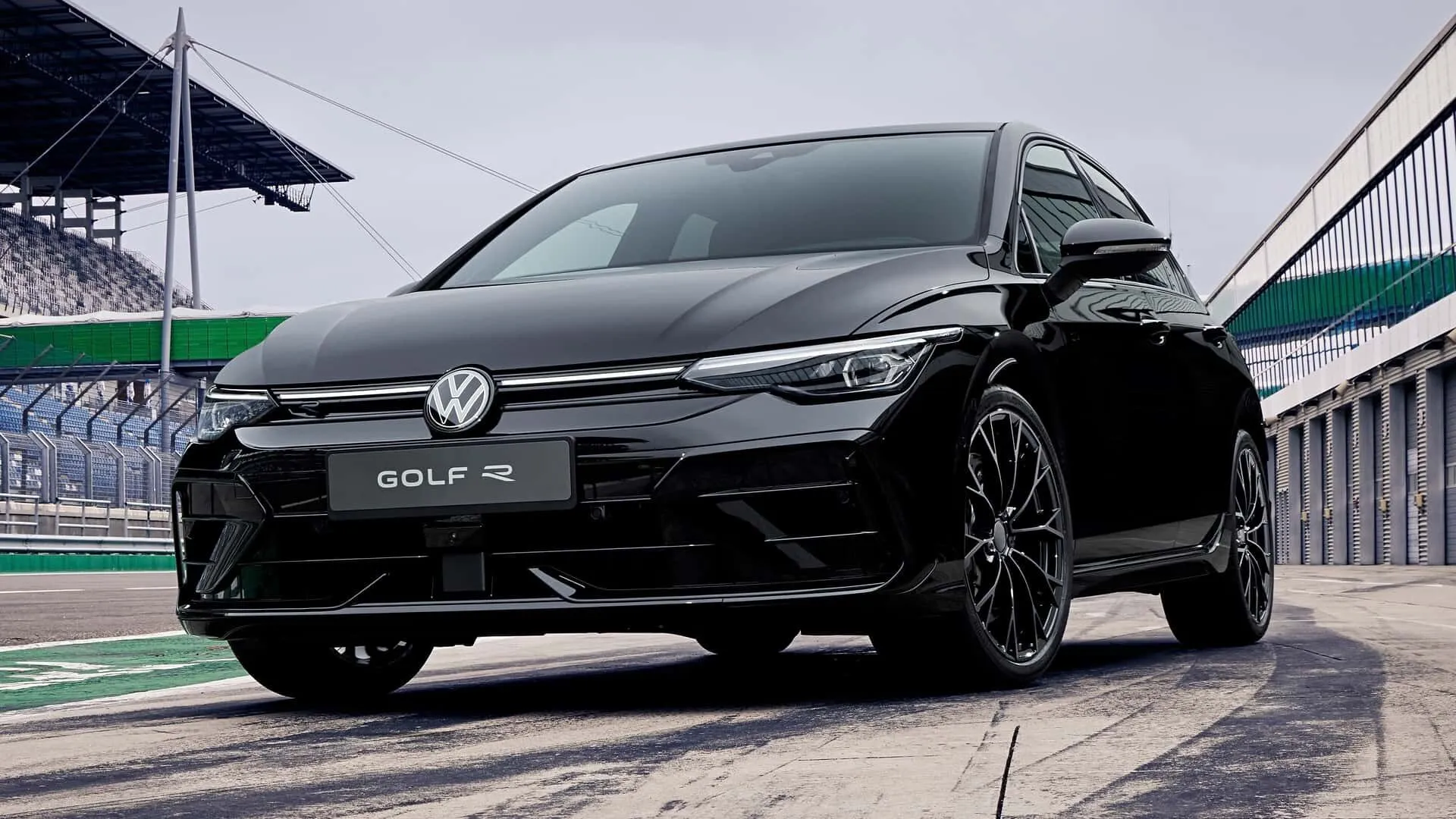 Гаряча новинка: Volkswagen Golf R, що вийде у 2025 році, зробили потужним і стильним