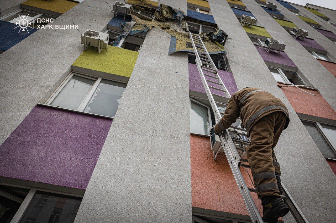 Окупанти атакували дронами Харків: є приліт по багатоповерхівці, постраждали люди. Фото і відео