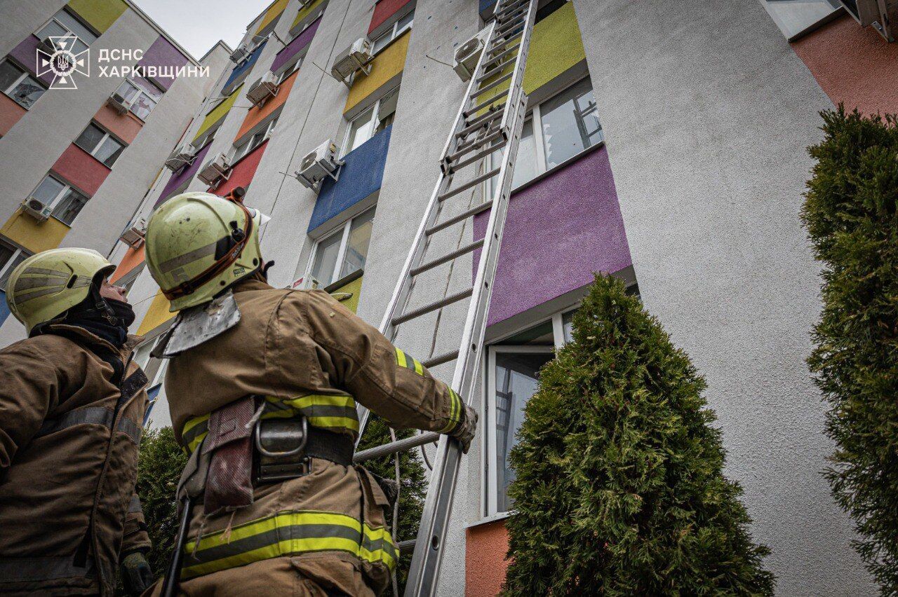 Окупанти атакували дронами Харків: є приліт по багатоповерхівці, постраждали люди. Фото і відео