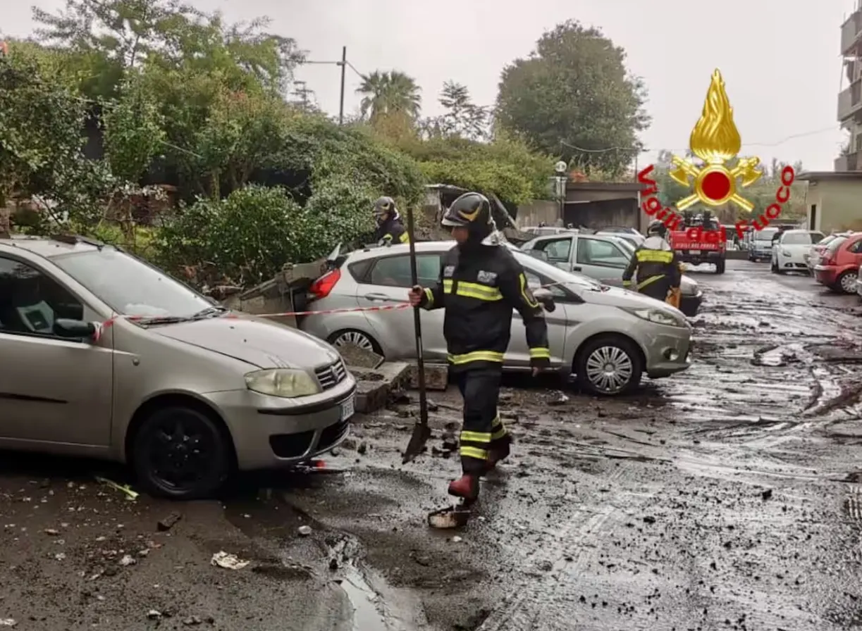 Вода змивала авто і затоплювала будинки: на Сицилії сталася потужна повінь. Фото і відео