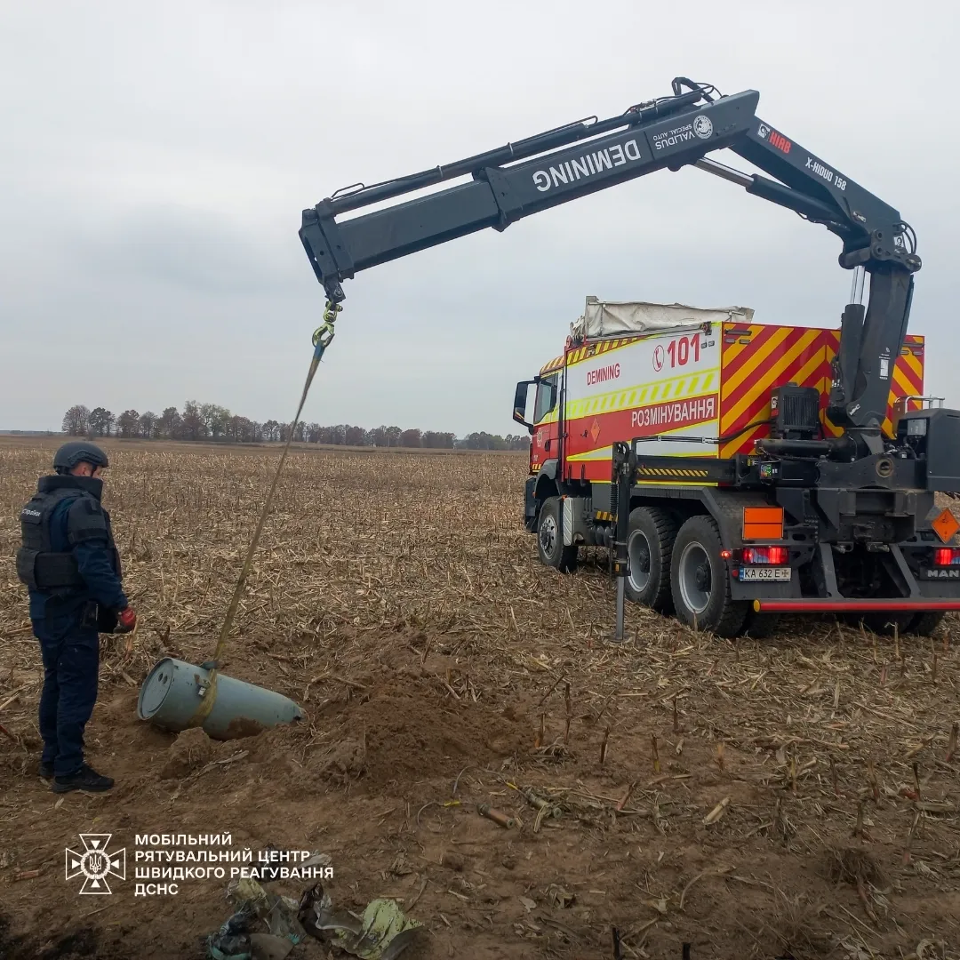 На Київщині посеред поля знайшли бойову частину російської ракети Х-101. Подробиці і фото