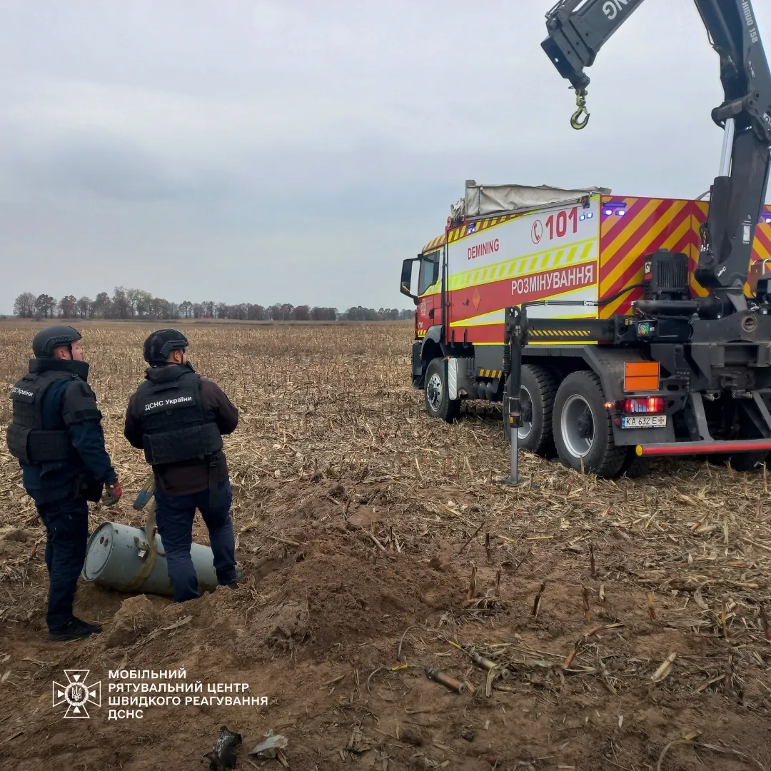 На Київщині посеред поля знайшли бойову частину російської ракети Х-101. Подробиці і фото