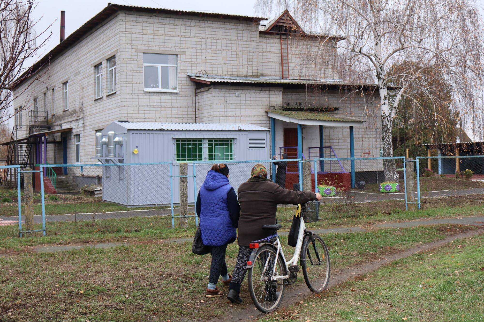 "Детский смех вернется в коридоры школы": Кока-Кола и Украинский Красный Крест передали гимназии на Киевщине мобильную котельную