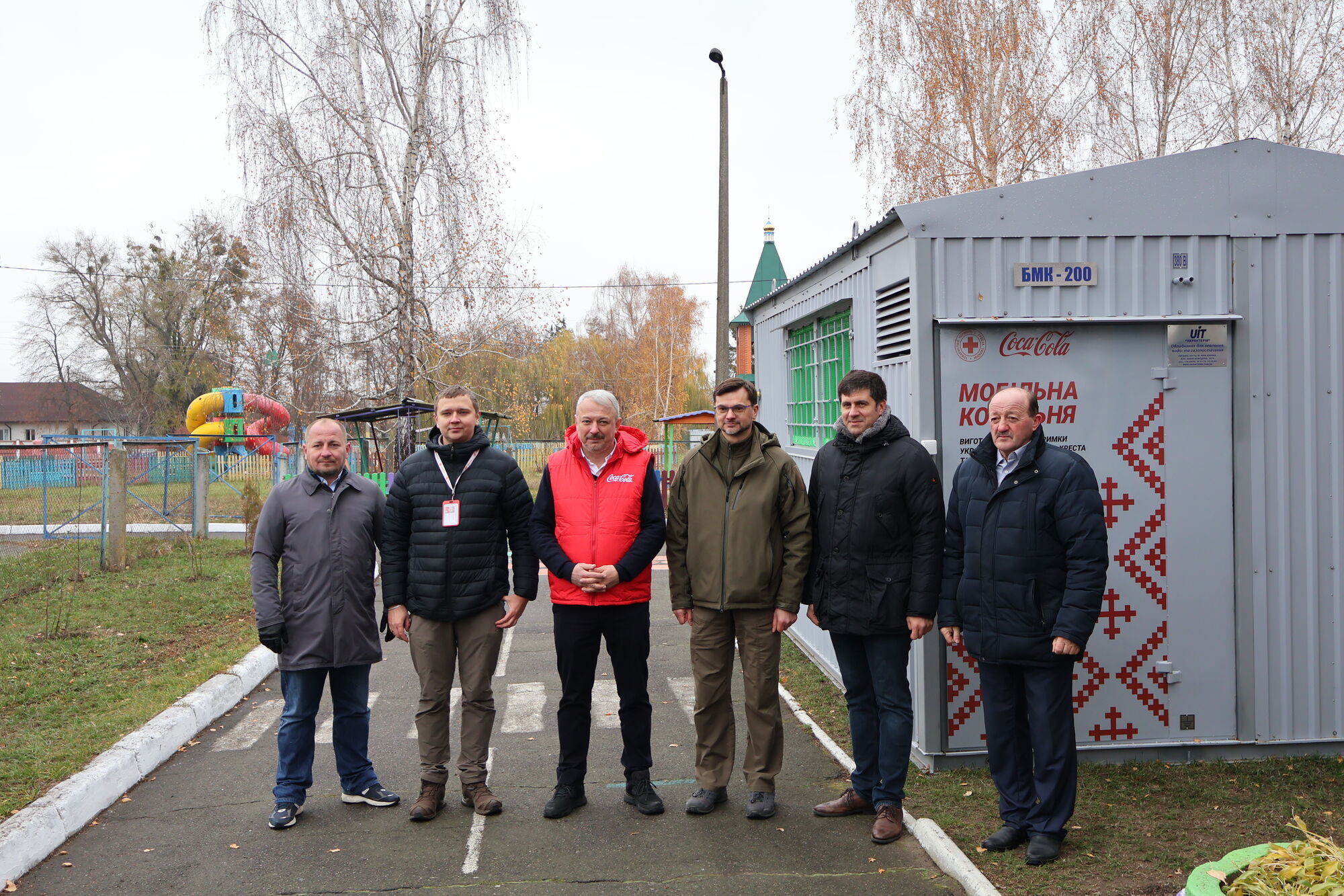 "Детский смех вернется в коридоры школы": Кока-Кола и Украинский Красный Крест передали гимназии на Киевщине мобильную котельную