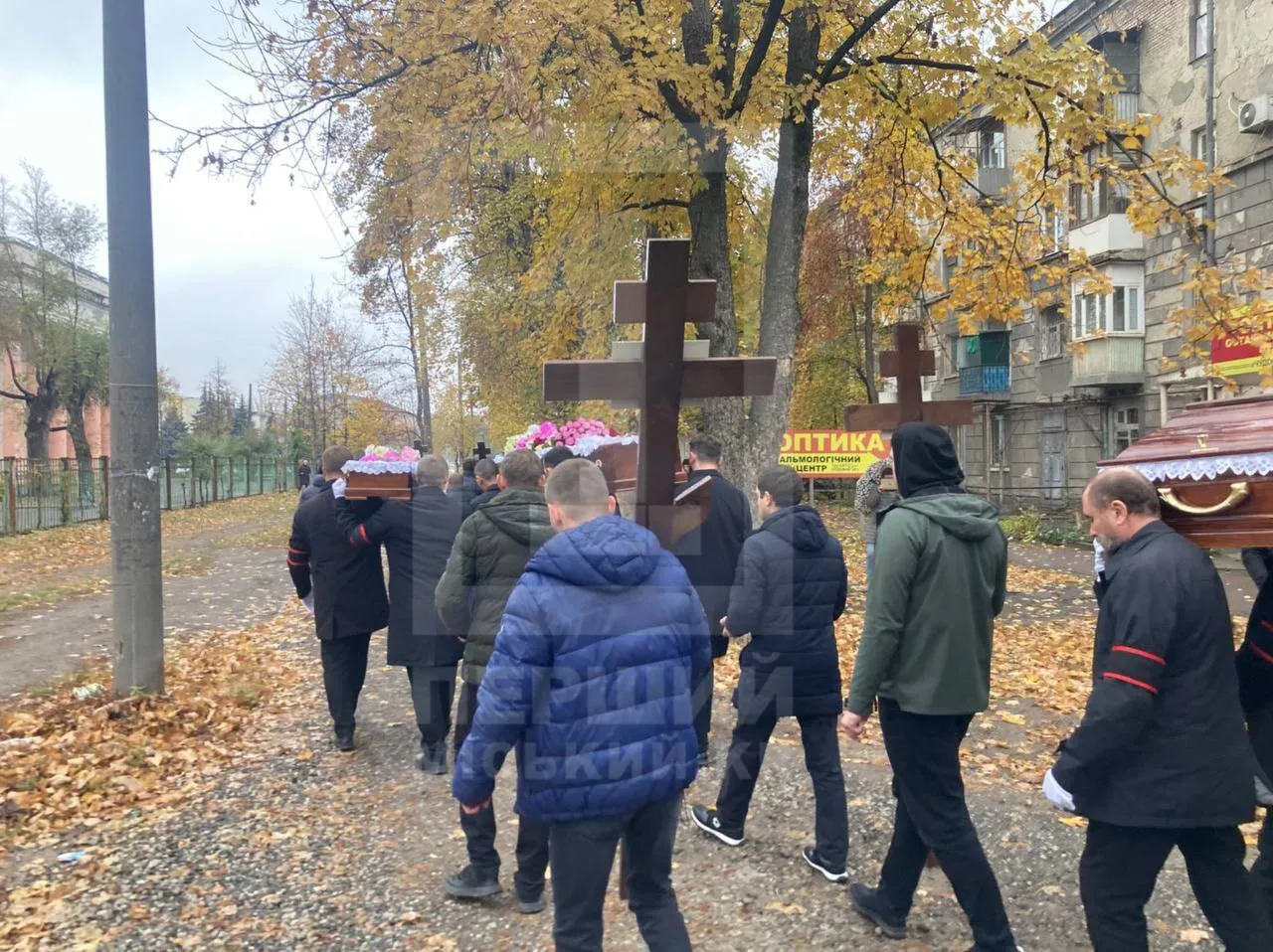 Из семьи выжил только отец: в Кривом Роге прощаются с матерью и тремя детьми, которых убила Россия. Фото