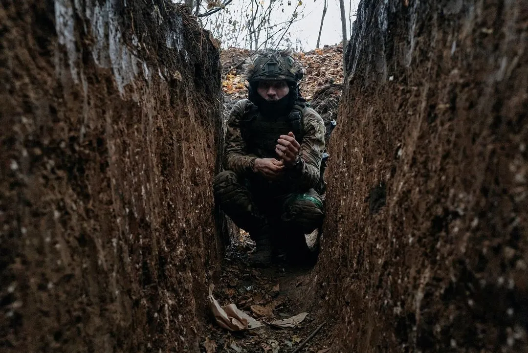 Бесконечные КАБы, FPV-дроны и неутихающая артиллерия: в сети показали, как выглядит сегодня торецкий фронт. Фото