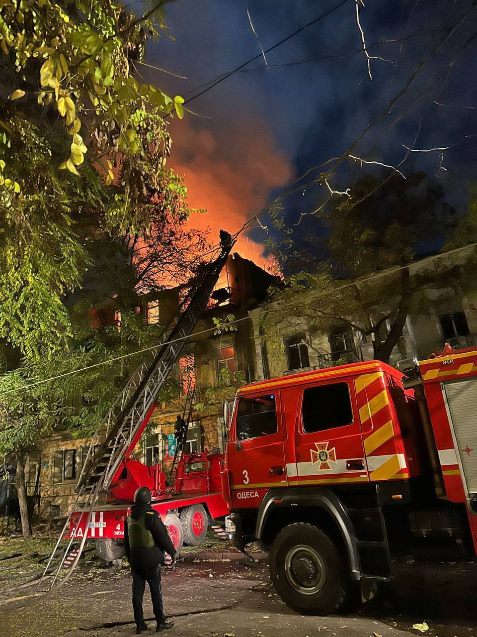 Росіяни атакували Одесу "Шахедами": влучили у житловий будинок, загинула жінка, є поранені. Фото й відео