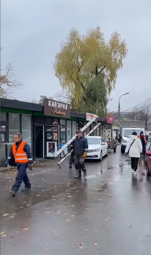 У Києві розпочали масштабний демонтаж МАФів біля станції метро "Нивки". Фото та відео