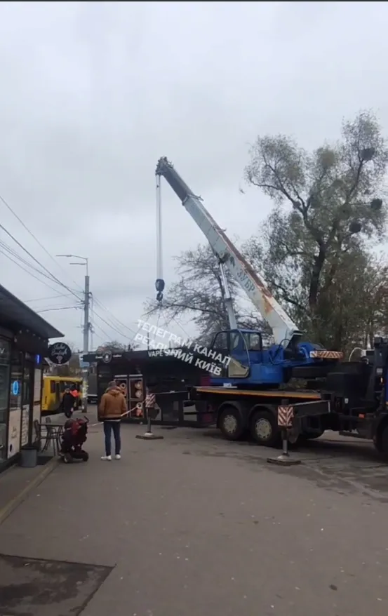 У Києві розпочали масштабний демонтаж МАФів біля станції метро "Нивки". Фото та відео