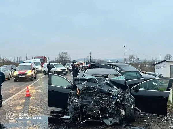 На Закарпатье работник БЭБ вызвал ДТП: погибла женщина, среди пострадавших – ребенок, – журналист