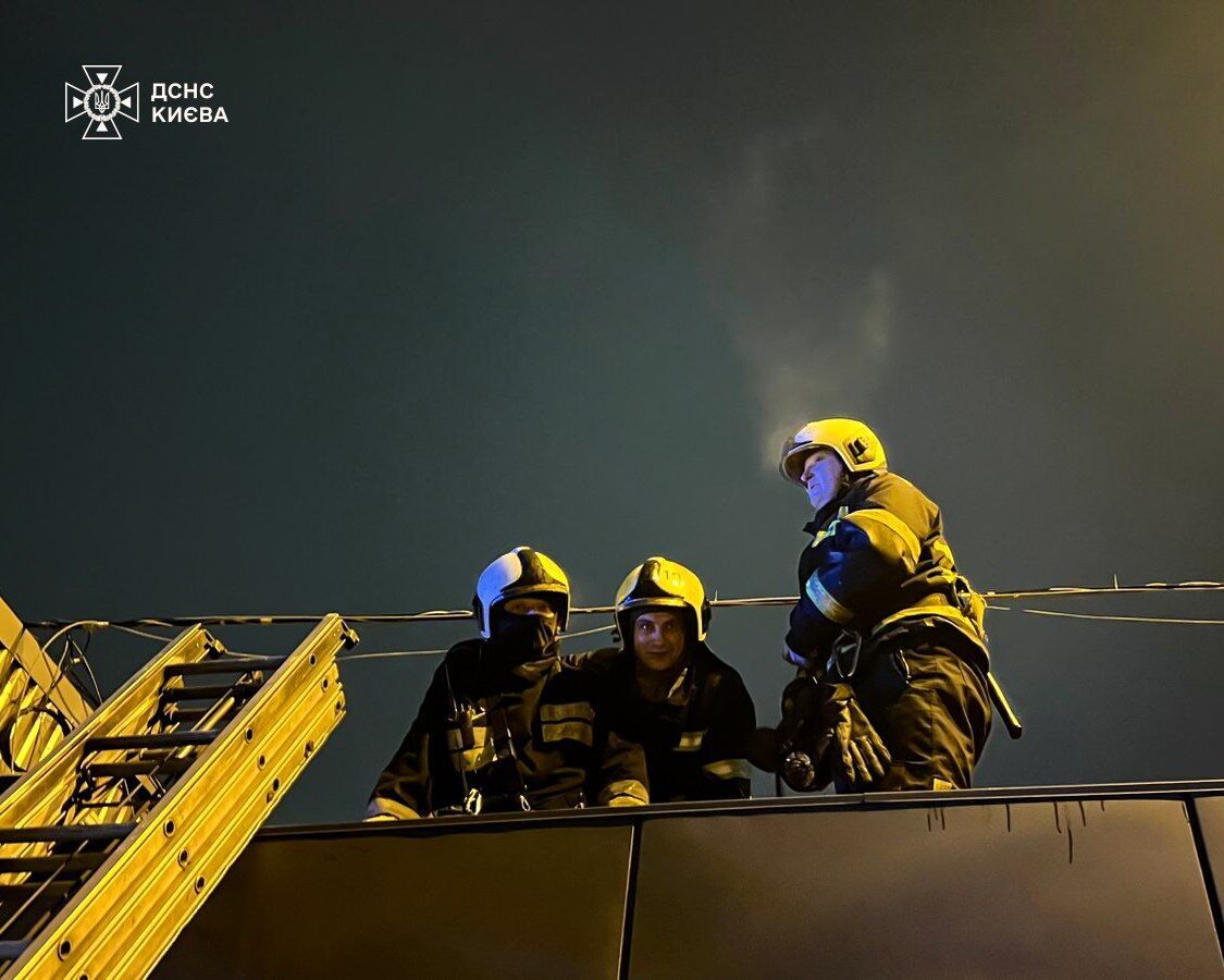 У Києві сталася серйозна пожежа на ринку "Десна": постраждали люди. Фото і відео
