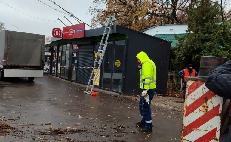 У Києві розпочали масштабний демонтаж МАФів біля станції метро "Нивки". Фото та відео