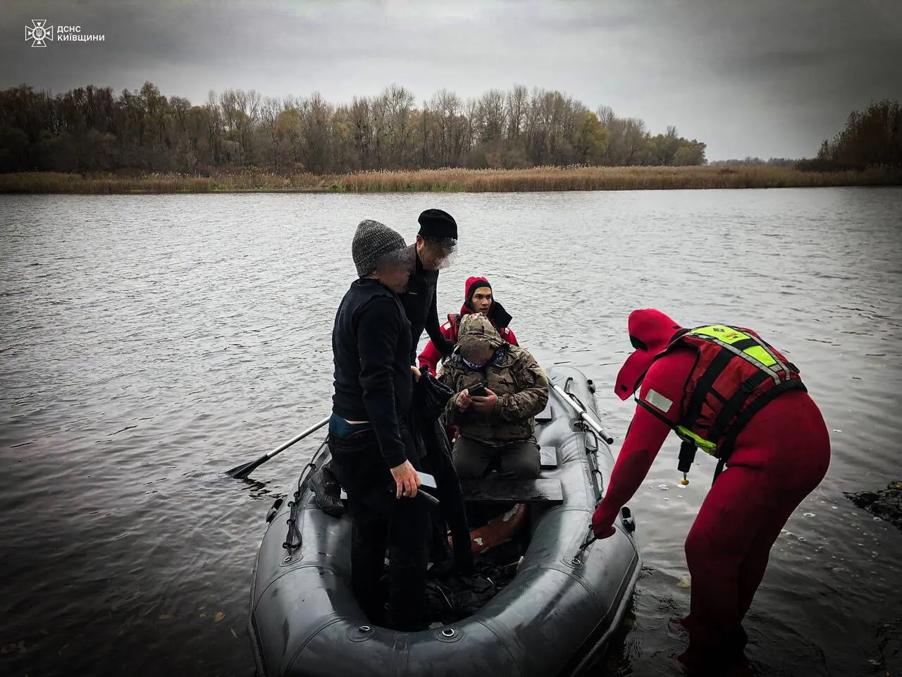 Попали в водную ловушку: в Киевской области трое рыбаков чуть не утонули в Днепре. Фото