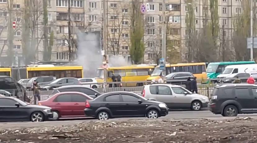 Загорілась прямо на ходу: у Києві сталась НП з маршруткою. Фото і відео