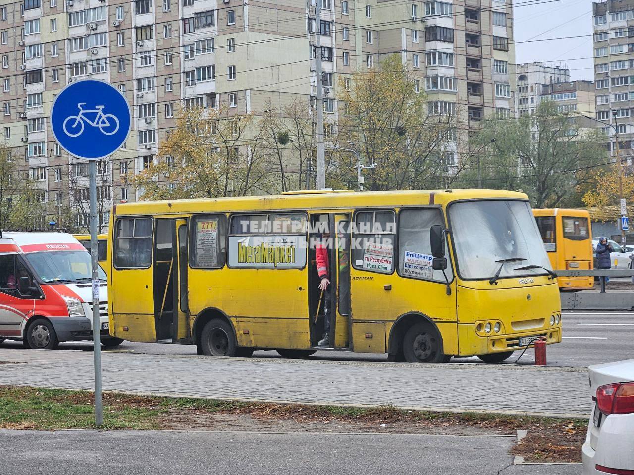 Загорілась прямо на ходу: у Києві сталась НП з маршруткою. Фото і відео