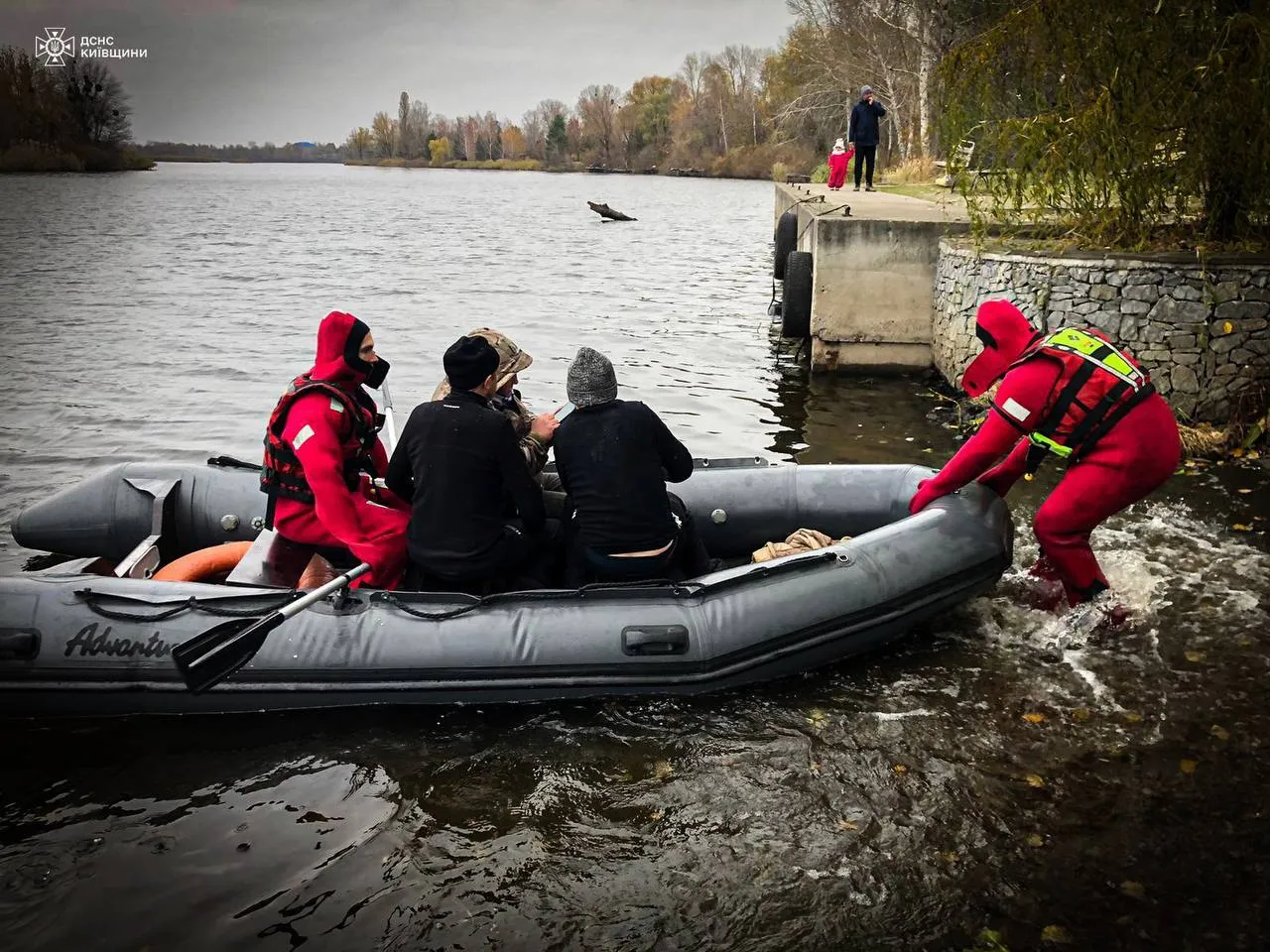 Попали в водную ловушку: в Киевской области трое рыбаков чуть не утонули в Днепре. Фото