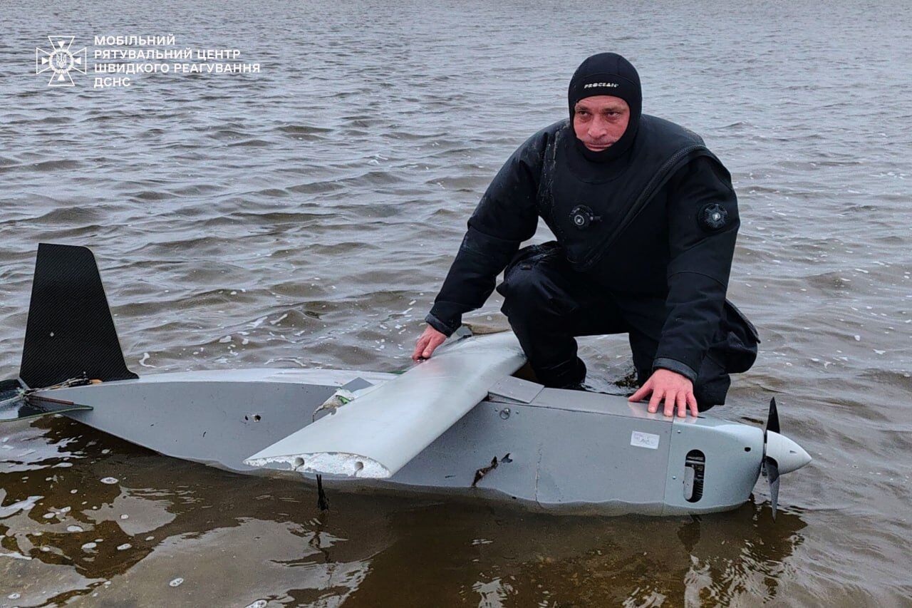 Водолази дістали уламки БПЛА з Київського водосховища: фото