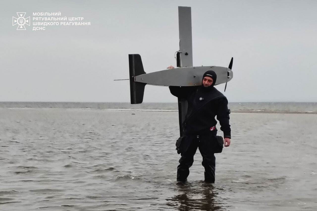 Водолази дістали уламки БПЛА з Київського водосховища: фото