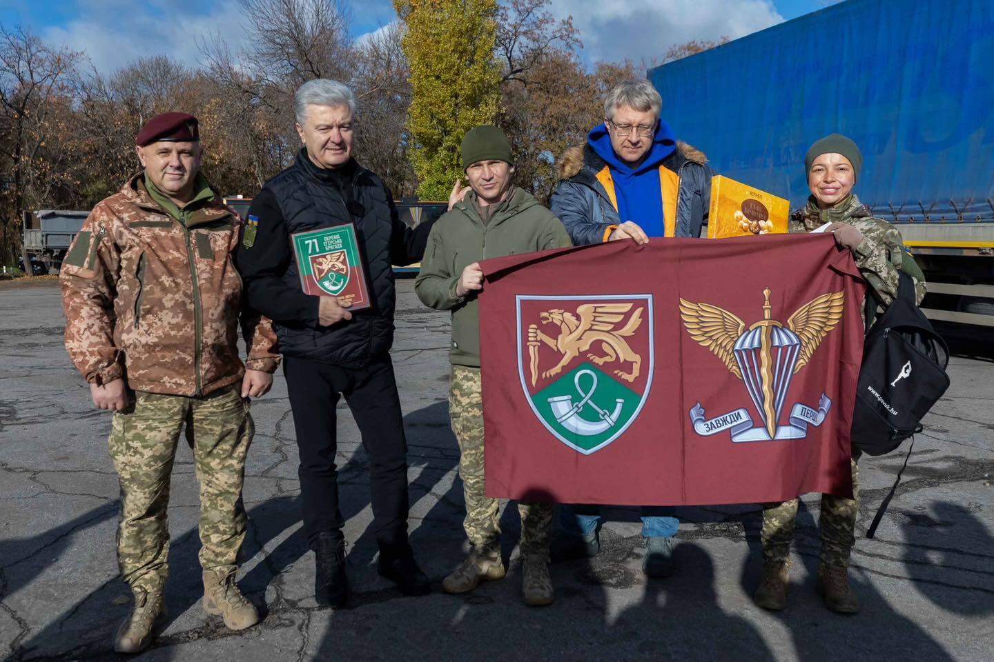 Порошенко привіз дрони та техніку на східний фронт, зокрема "Вовкам Да Вінчі", які ведуть запеклі бої під Кураховим 