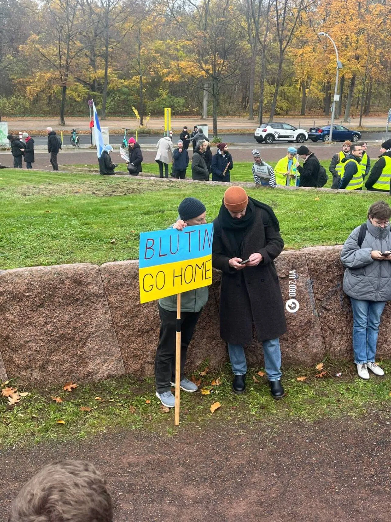 Российская "оппозиция" устроила в Берлине акцию протеста: якобы хотят окончания войны. Фото и видео