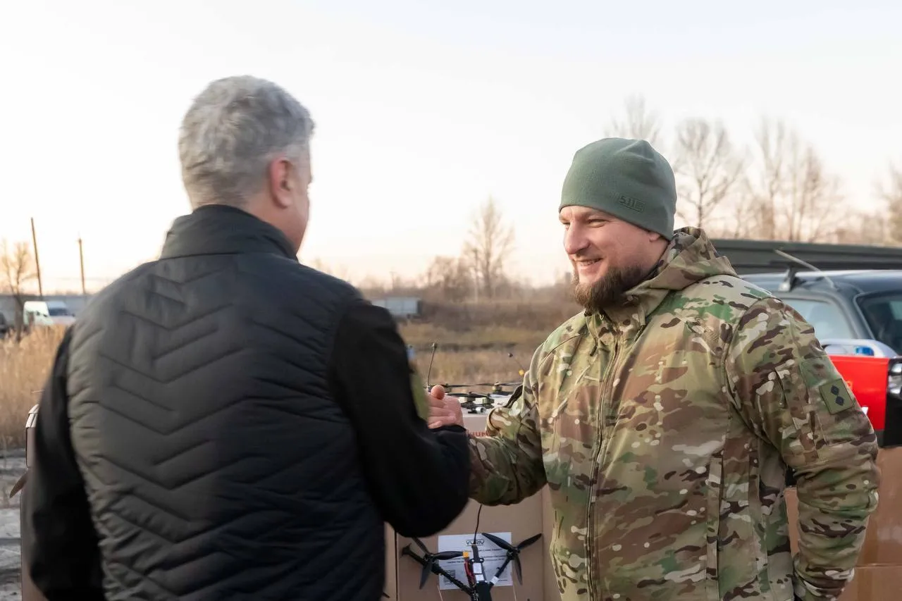 Стоїмо пліч-о-пліч з нашими воїнами: Порошенко на Сході зустрівся з побратимами, які воюють з перших днів великої війни