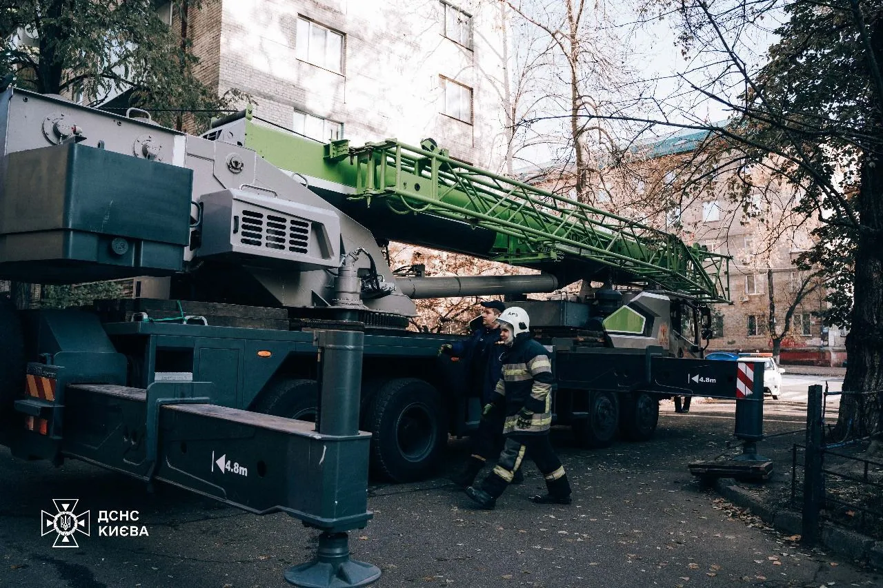 У Києві рятувальники вилучили частину російської ракети з квартири: фоторепортаж