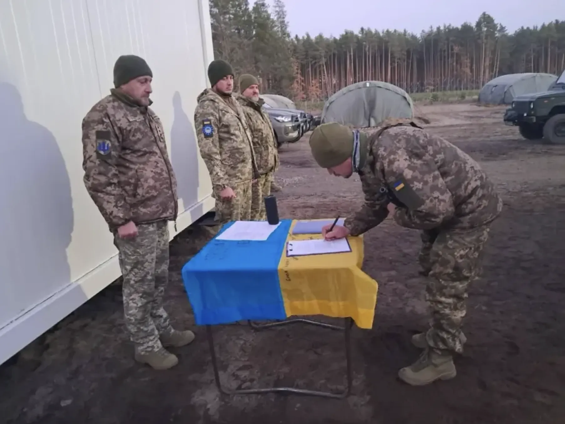 Перші добровольці Українського легіону в Польщі склали військову присягу. Фото
