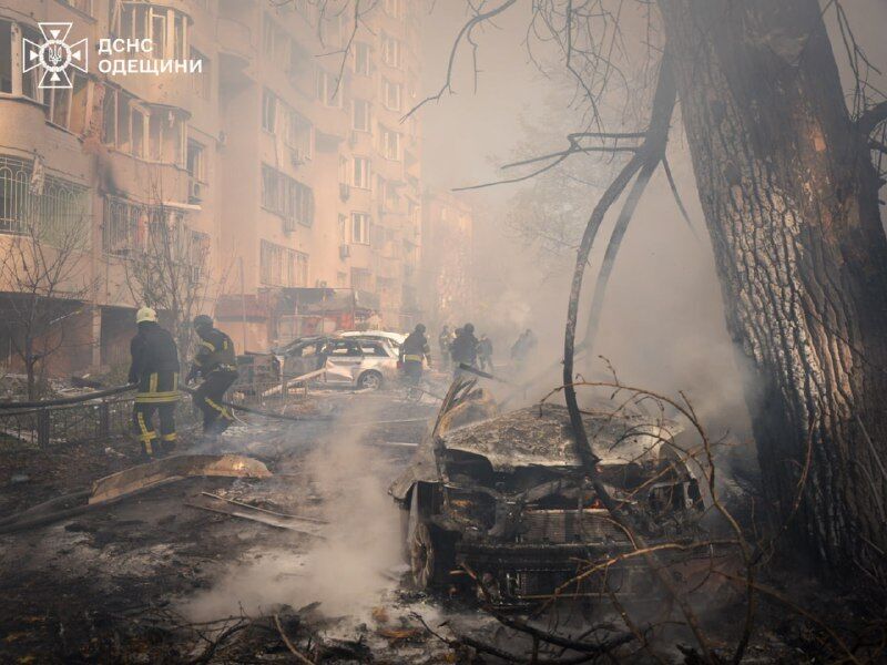 Окупанти завдали ракетного удару по Одесі: десять людей загинули, десятки поранених. Фото й відео