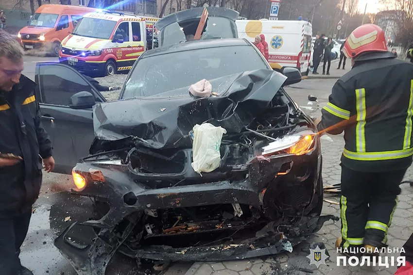 У Хмельницькому п'яний водій влетів у зупинку транспорту, загинуло троє осіб: момент аварії потрапив на відео