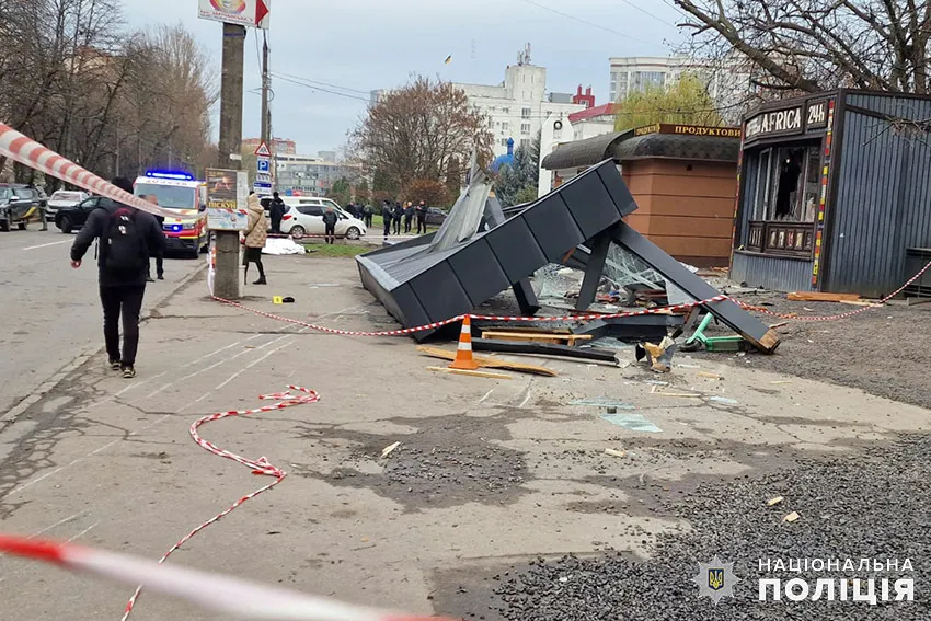 У Хмельницькому п'яний водій влетів у зупинку транспорту, загинуло троє осіб: момент аварії потрапив на відео