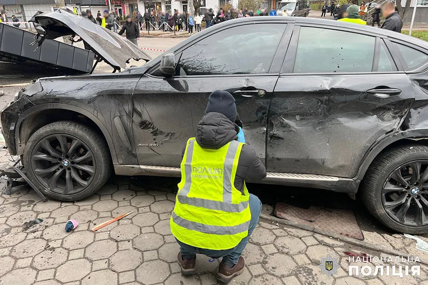 У Хмельницькому п'яний водій влетів у зупинку транспорту, загинуло троє осіб: момент аварії потрапив на відео