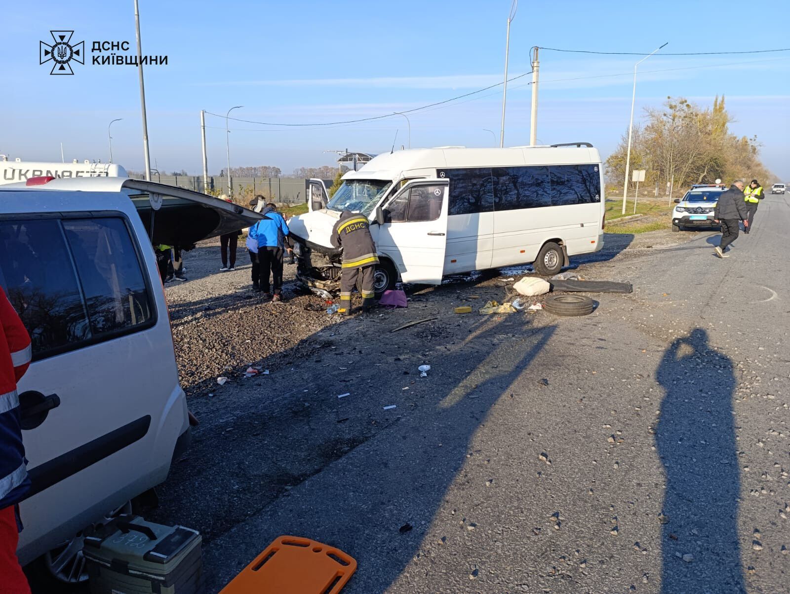 На Київщині зіткнулись маршрутка та два легковики: постраждало дев’ять осіб, серед яких є дитина. Усі подробиці та фото