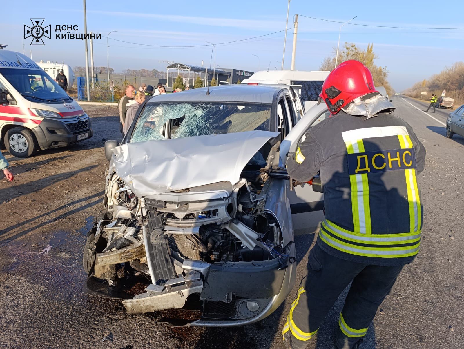 На Київщині зіткнулись маршрутка та два легковики: постраждало дев’ять осіб, серед яких є дитина. Усі подробиці та фото