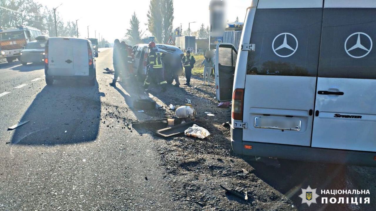 На Київщині зіткнулись маршрутка та два легковики: постраждало дев’ять осіб, серед яких є дитина. Усі подробиці та фото