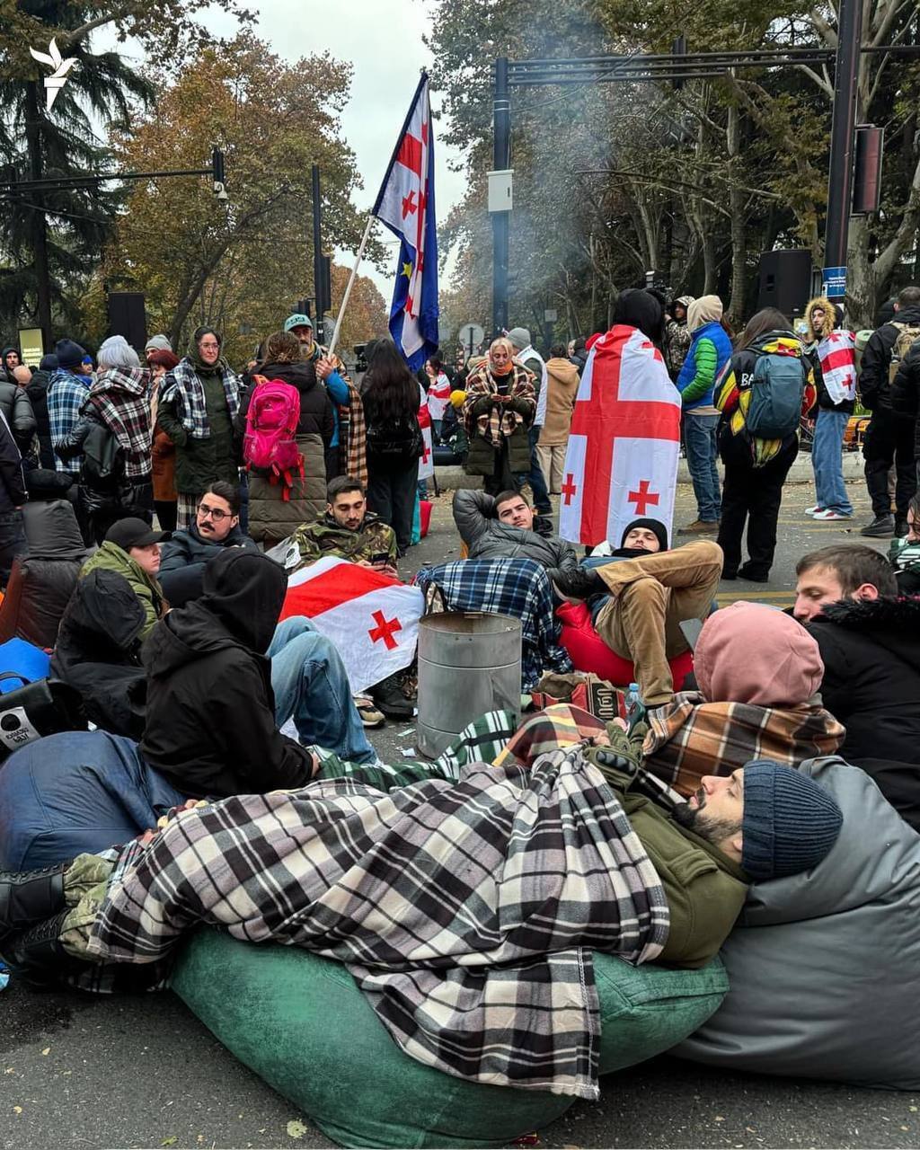 В столице Грузии возобновилась акция протеста: участники начали возводить баррикады.