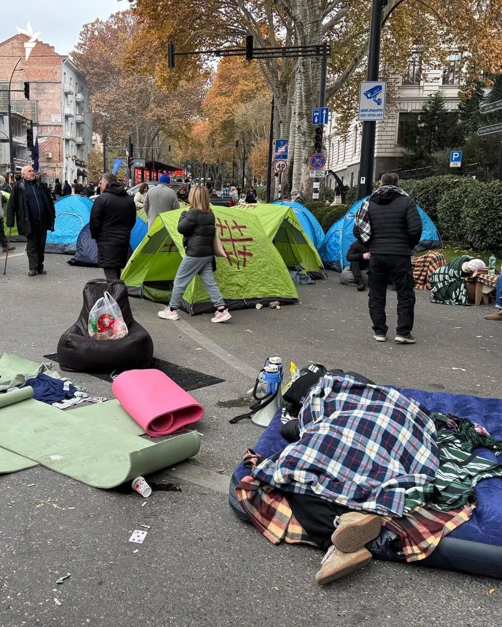 В столице Грузии возобновилась акция протеста: участники начали возводить баррикады.