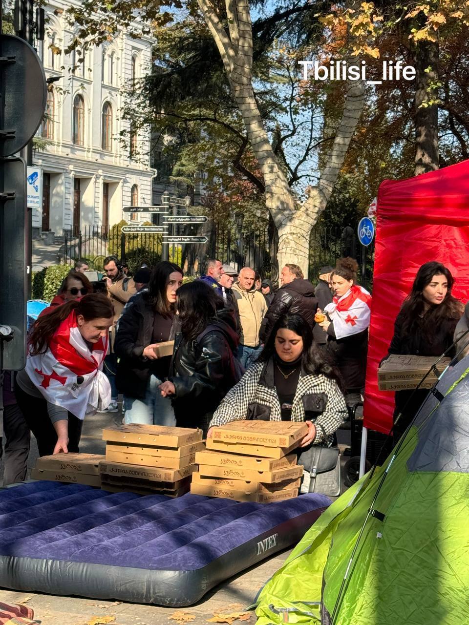 В столице Грузии возобновилась акция протеста: участники начали возводить баррикады.