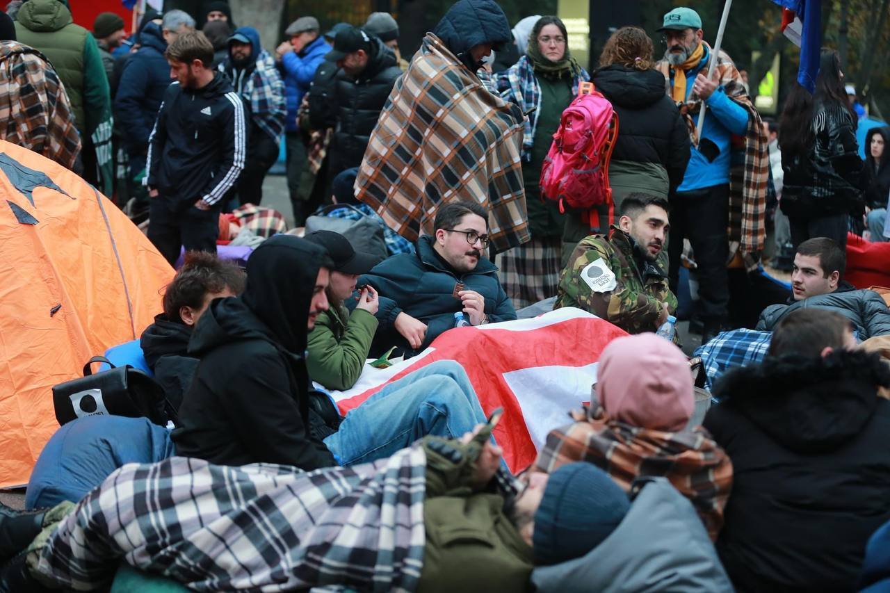 В столице Грузии возобновилась акция протеста: участники начали возводить баррикады.