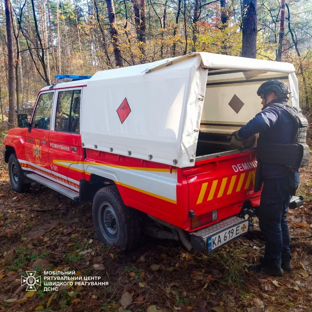 Міг вибухнути в будь-який момент: у лісі під Києвом місцеві жителі замість грибів виявили небезпечну знахідку. Фото