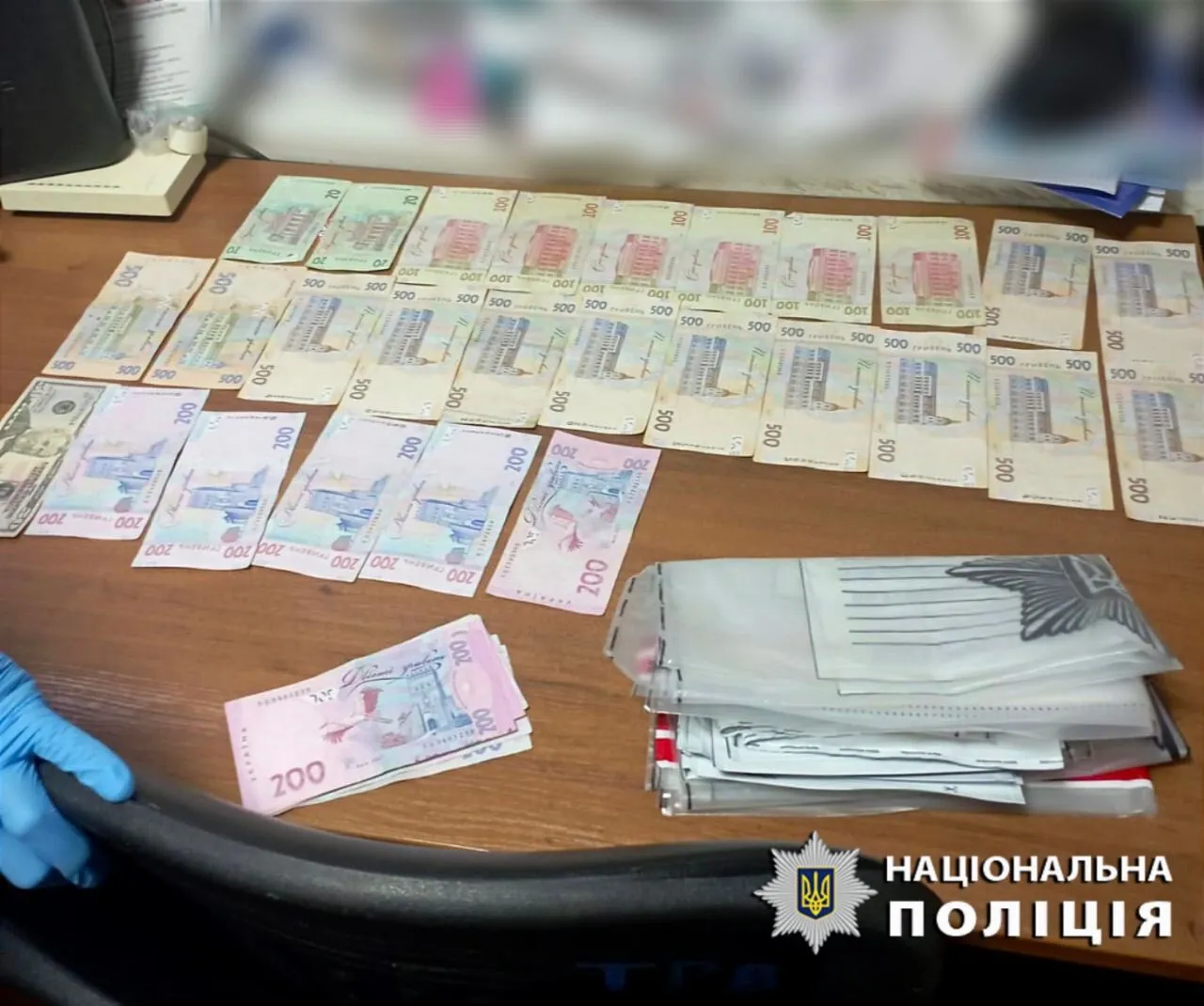 За $12 тис. пропонували довідку про фіктивну інвалідність: на Київщині викрили двох медиків. Фото та подробиці